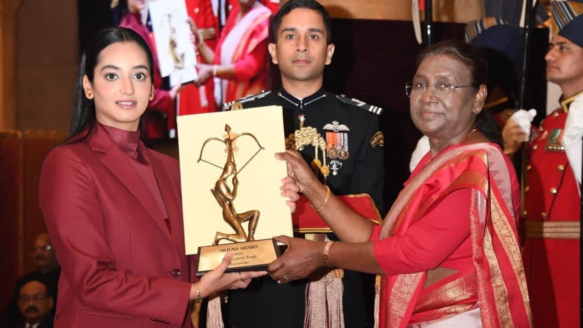 Divyakriti Singh Rathore receiving Arjuna Award from the President of India  Droupadi Murmu