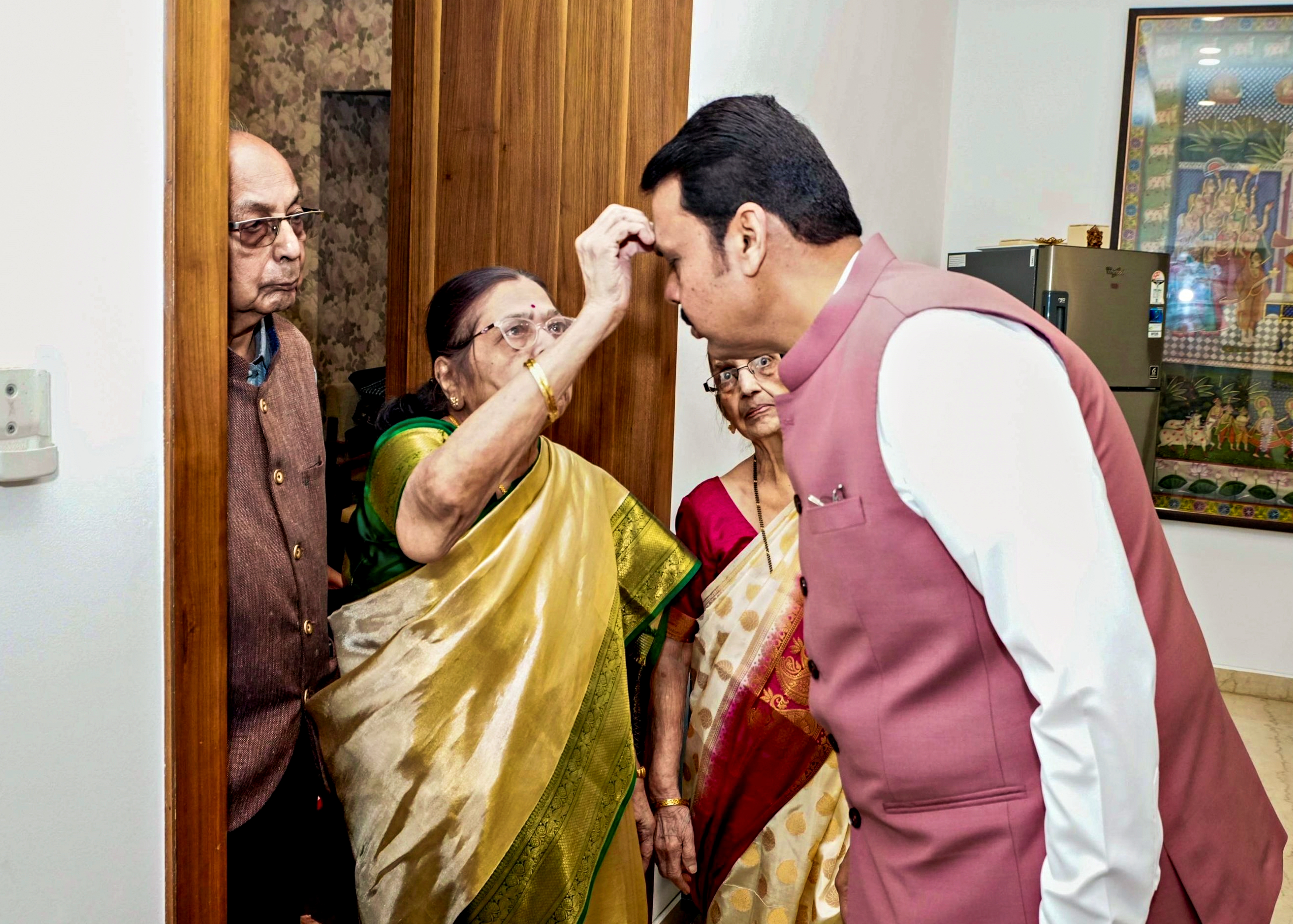 Mother of Devendra Fadnavis praises son ahead of oath taking ceremony