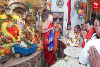 before CM oath taking ceremony Devendra Fadnavis offered prayers at Siddhivinayak Temple and shree mumbadevi temple in mumbai