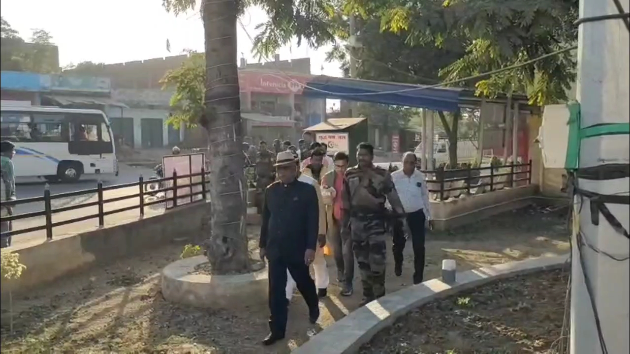 After taking oath as minister Gomia MLA Yogendra Prasad welcomed by workers on reaching Ramgarh