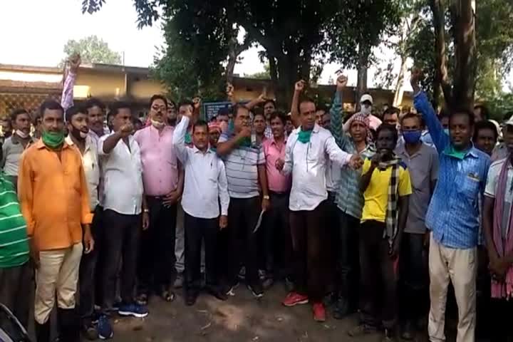 Workers protest under the banner of United Front in Dhanbad