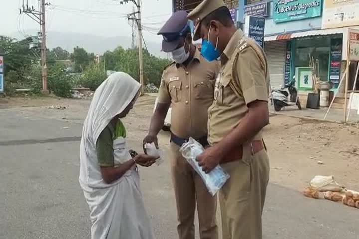 கரோனா விழிப்புணர்வு ஊர்வலம் நடத்திய வாணியம்பாடி சிறைக் காவலர்கள் 