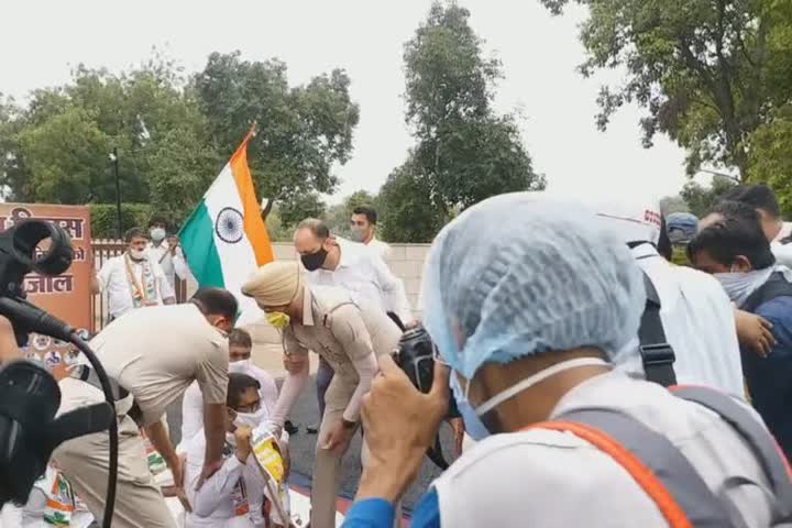 dpcc president chaudhary anil kumar detain by delhi police for protesting at india gate