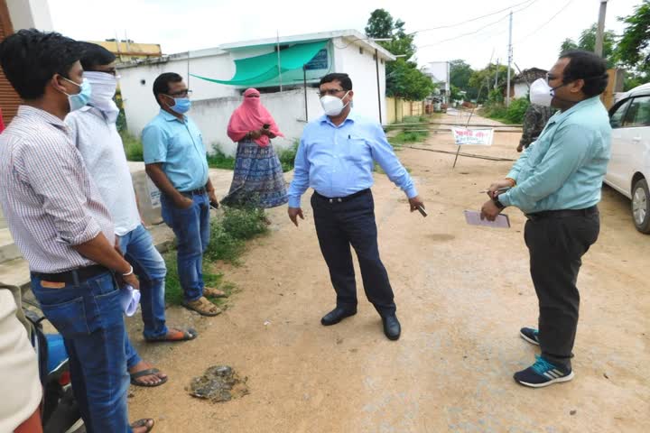 Collector inspected Containment Zone in Nagar Panchayat Chhura