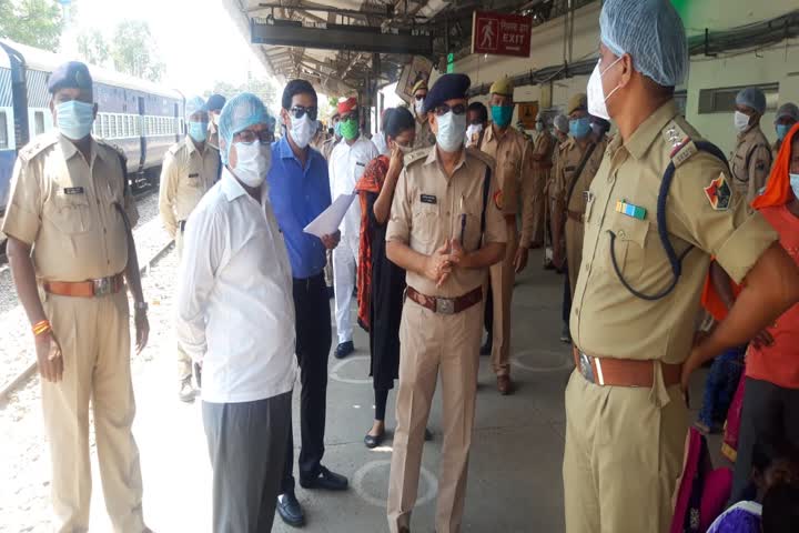 dm rakesh kumar mishra inspected kannauj railway station