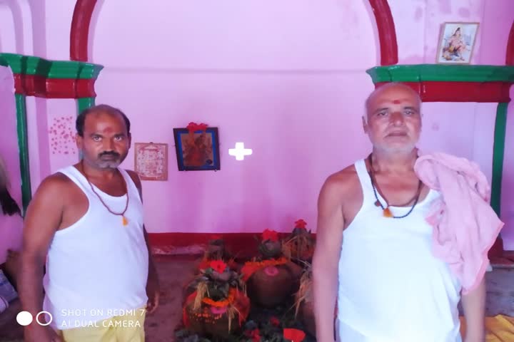 मंदिर में पूजा करने वाले पुजारी 