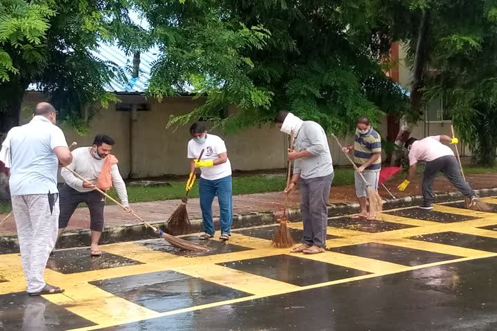 Ghodongri Sangharsh Samiti and railwaymen cleaned at railway station