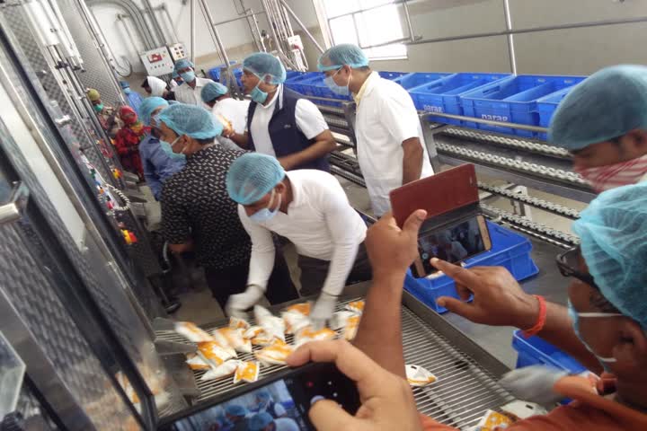  Commissioner visit kannuj cow milk plant 