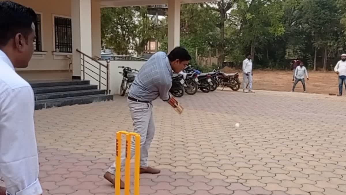 Congress workers cricket playing after defeat in Chhattisgarh