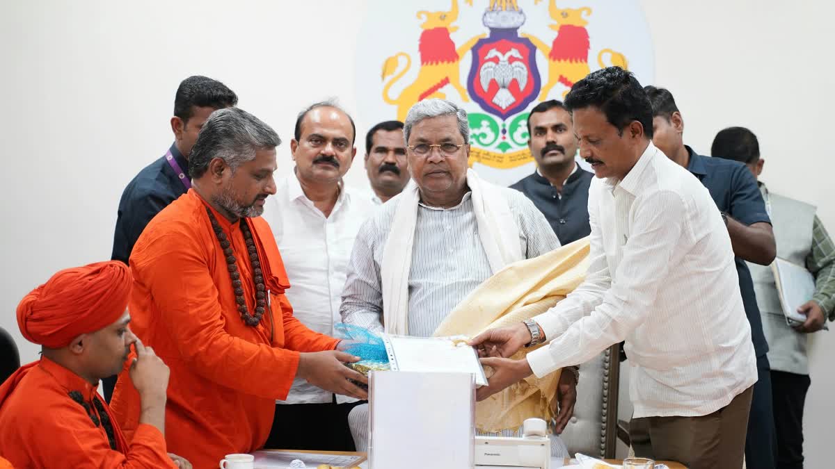 Backward communities Swamijis met CM Siddaramaiah