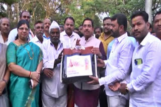 pair of blankets Handover to Minister Prahlad Joshi