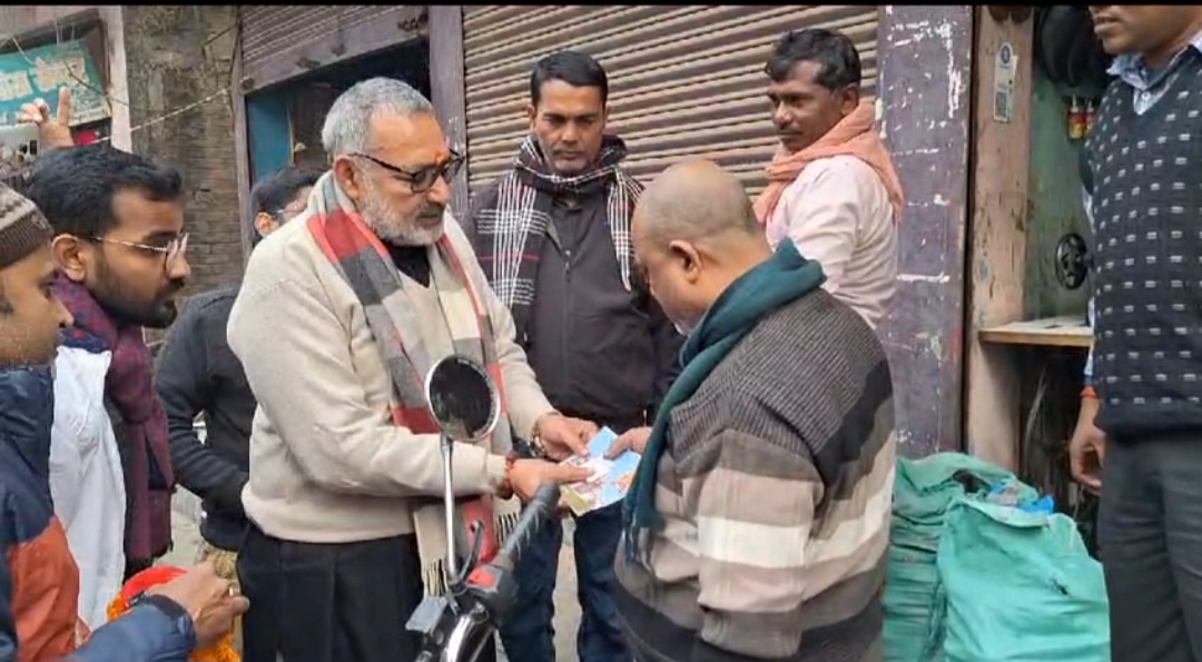 लोगों का राम मंदिर का फोटो सौंपते गिरिराज सिंह.