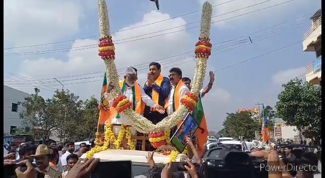 ಬೃಹತ್ ಹೂವಿನ ಹಾರದ ಮೂಲಕ ಅದ್ಧೂರಿ ಸ್ವಾಗತ