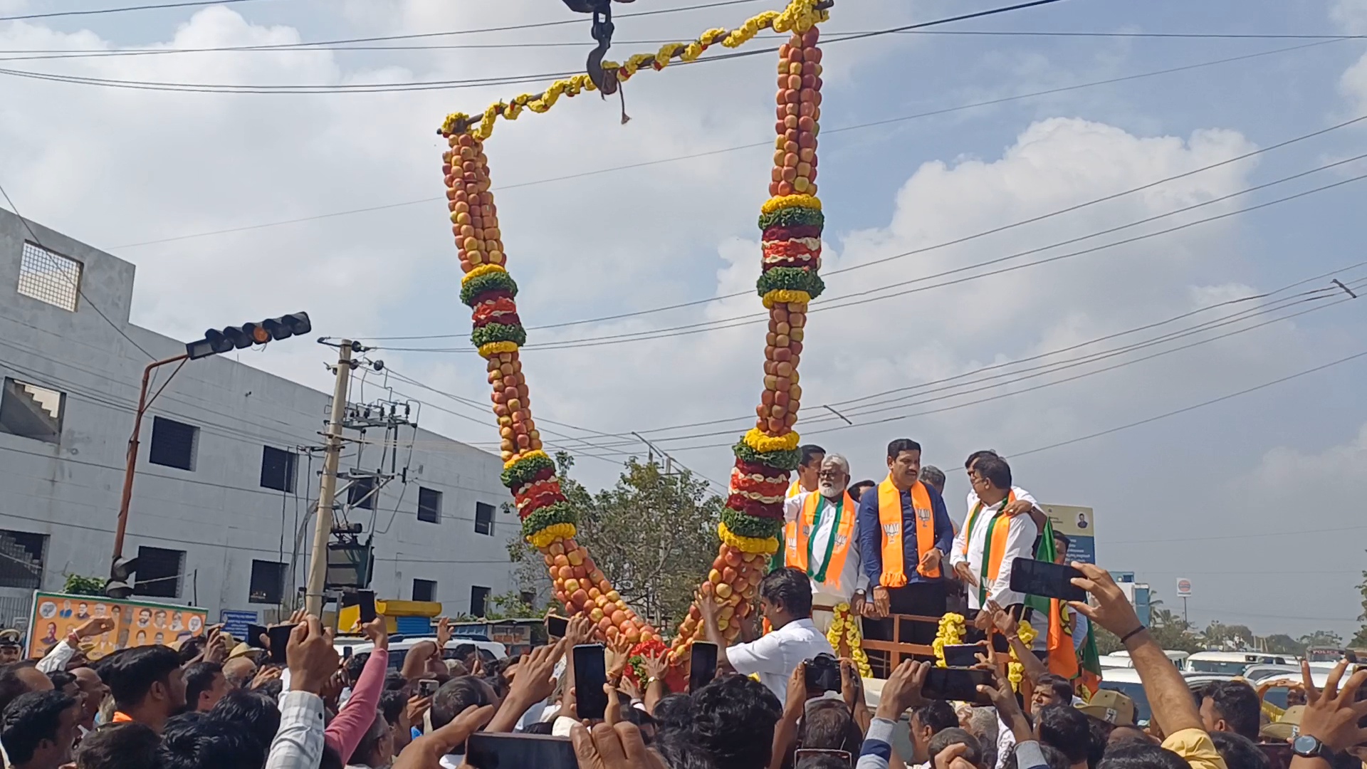 ಬೃಹತ್ ಸೇಬಿನ ಹಾರದ ಮೂಲಕ ಅದ್ಧೂರಿ ಸ್ವಾಗತ