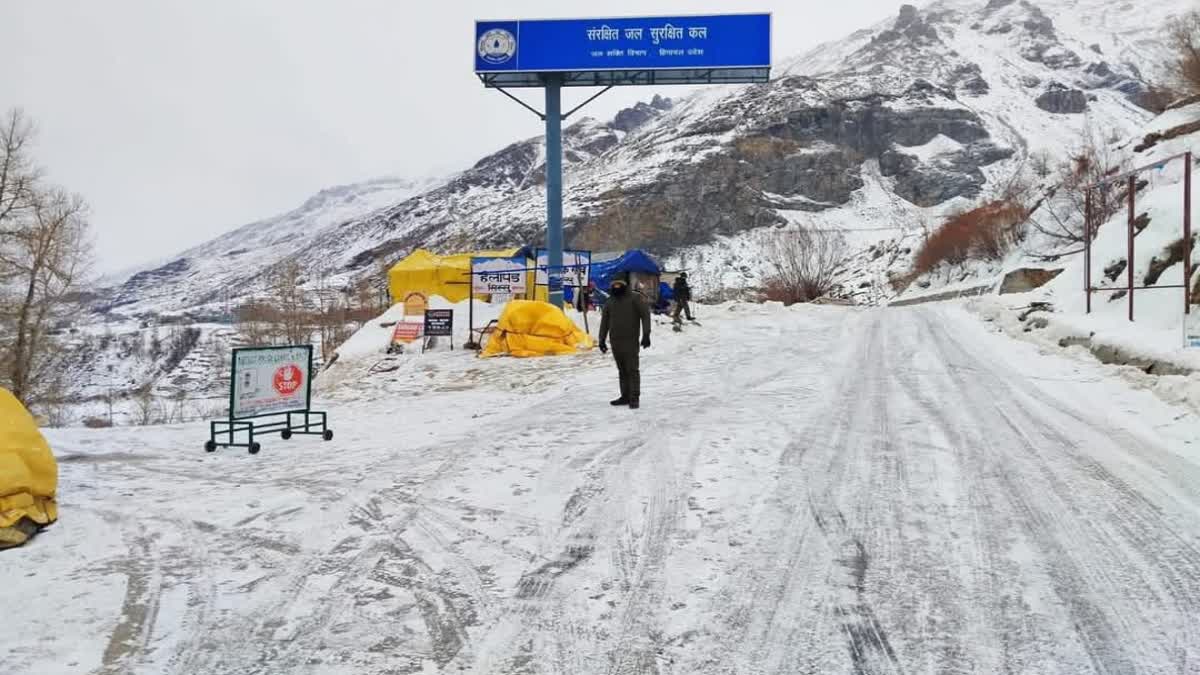 Snowfall start in Solang Nala