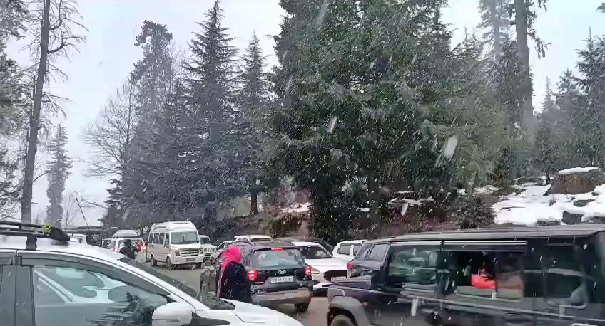 Snowfall start in Solang Nala