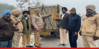 During fog, Punjab Police installed night reflectors on vehicles on Amritsar-Jalandhar highway, making motorists aware