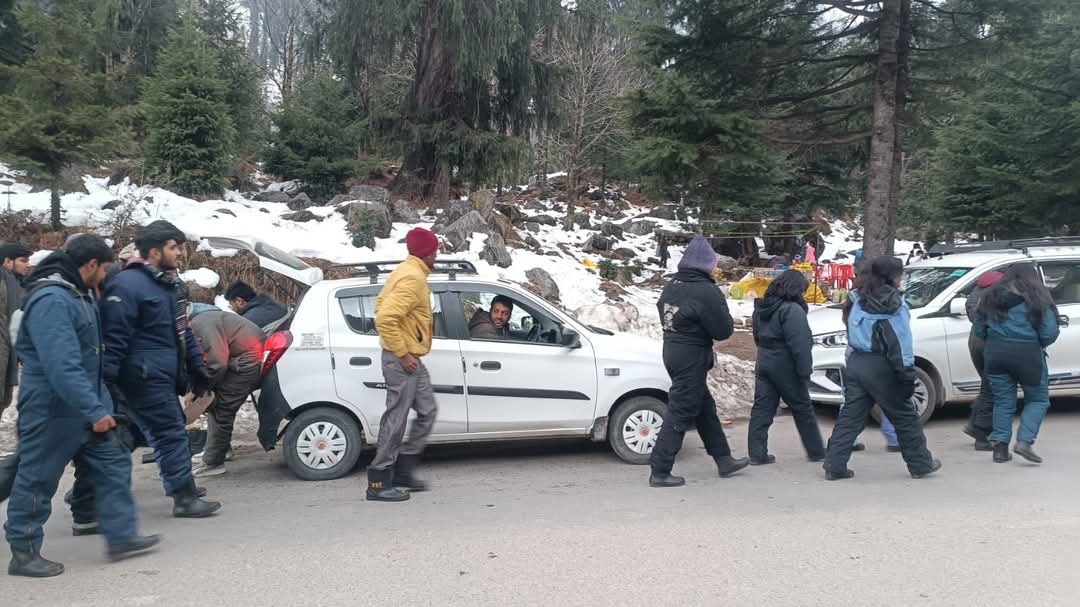 Snowfall start in Solang Nala