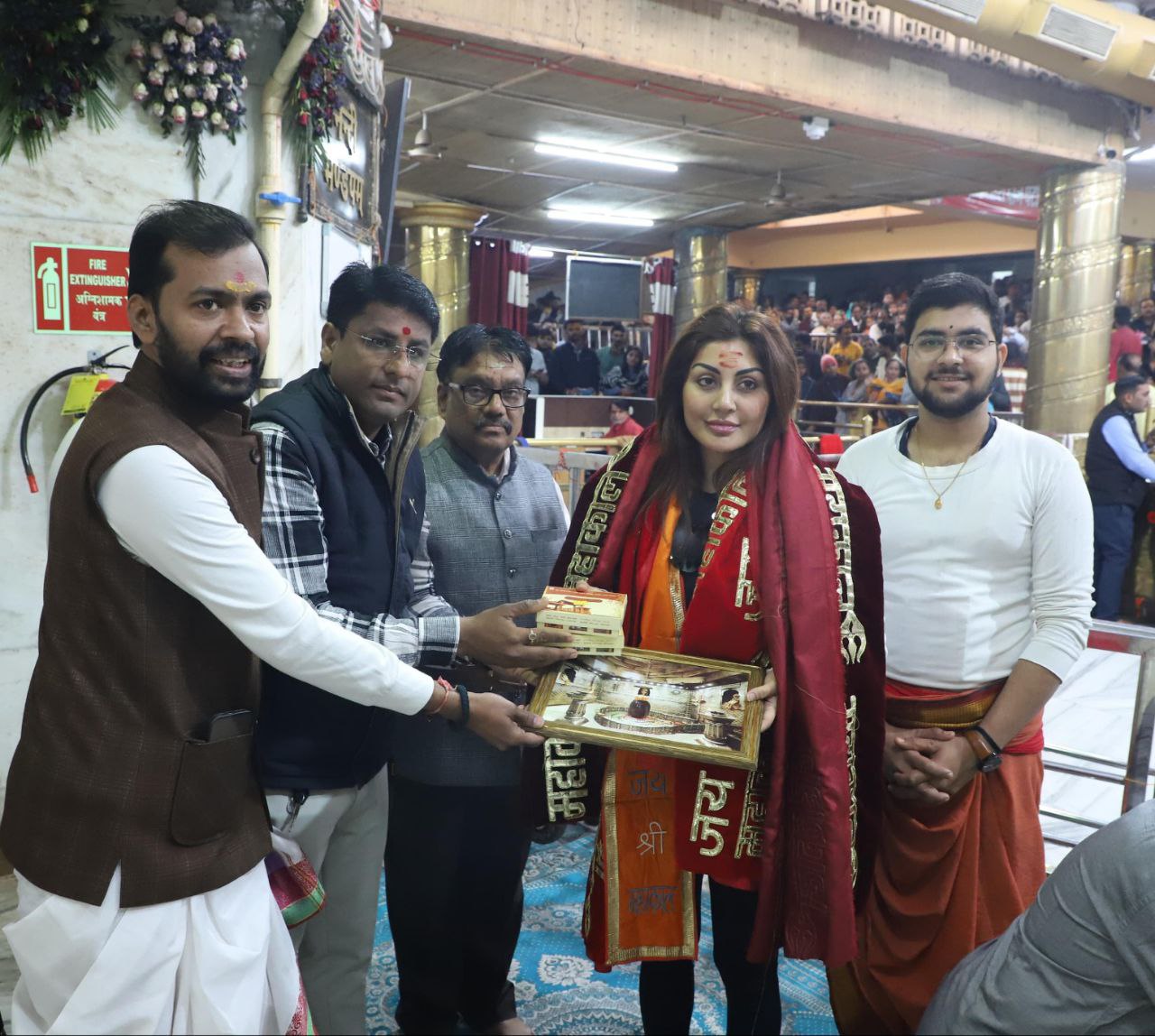 RIMI SEN VISIT MAHAKALESHWAR TEMPLE