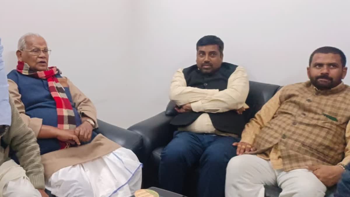 itan Ram Manjhi with party members