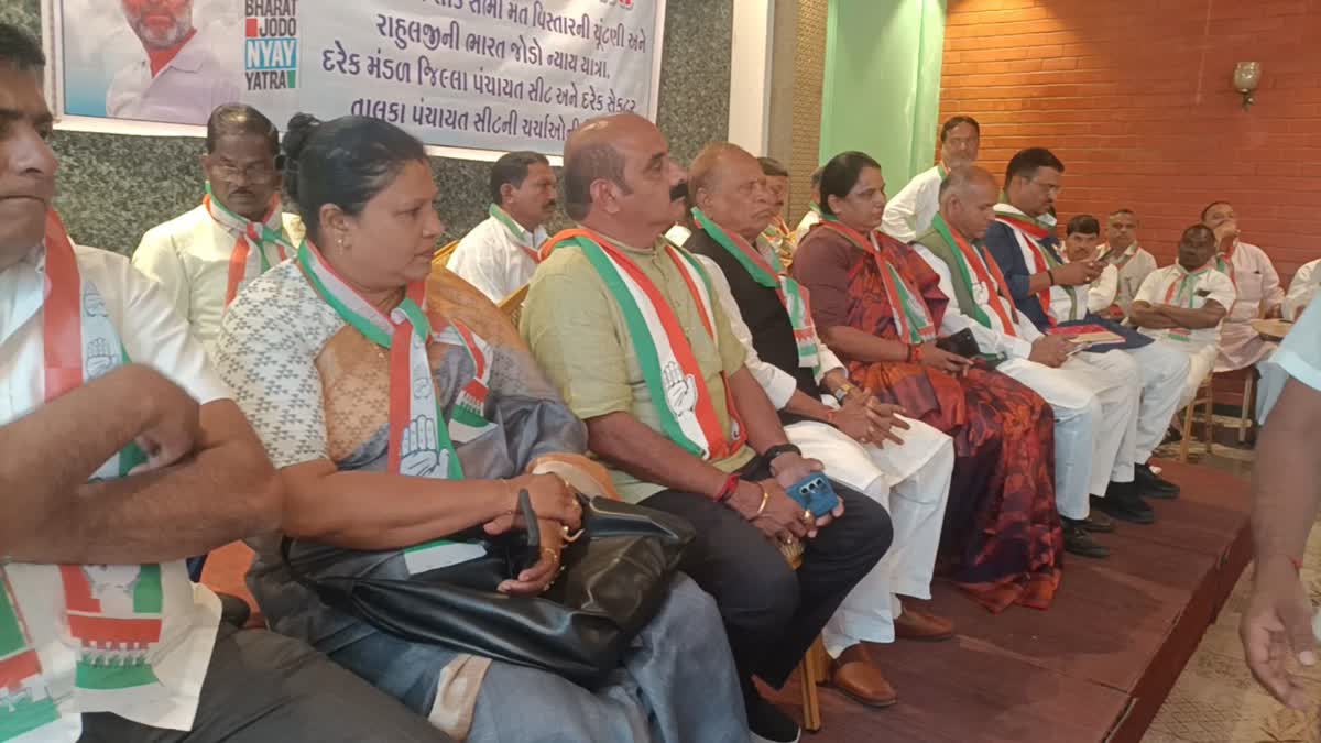 aicc-joint-incharge-ushaben-naidus-important-meeting-at-dharampur-attacked-bjp