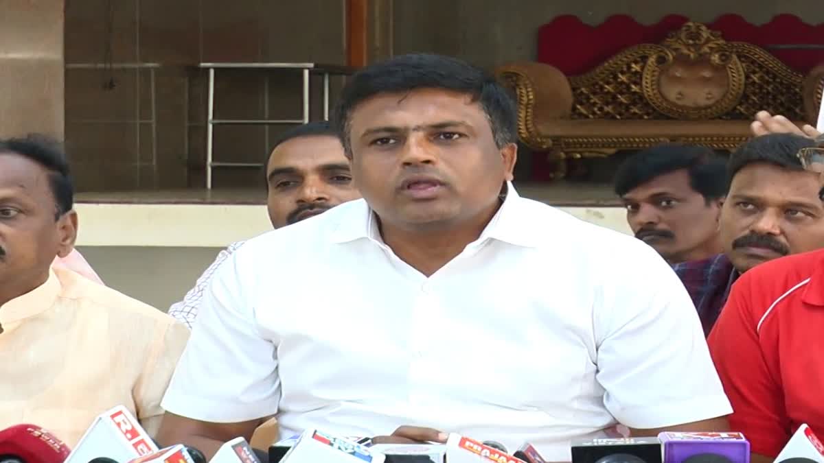 statue-of-kanakadasa-will-built-from-pelted-stones-says-ravi-ganiga