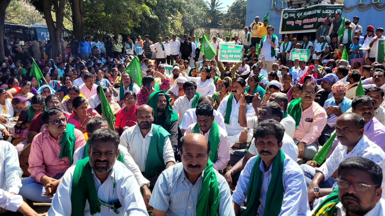 farmers-leader-kuruburu-shanthakumar-demanded-for-farmers-loan-waiver