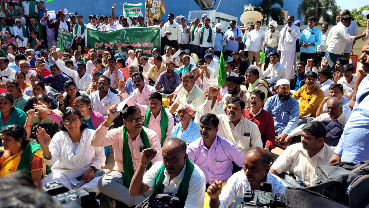 farmers-leader-kuruburu-shanthakumar-demanded-for-farmers-loan-waiver