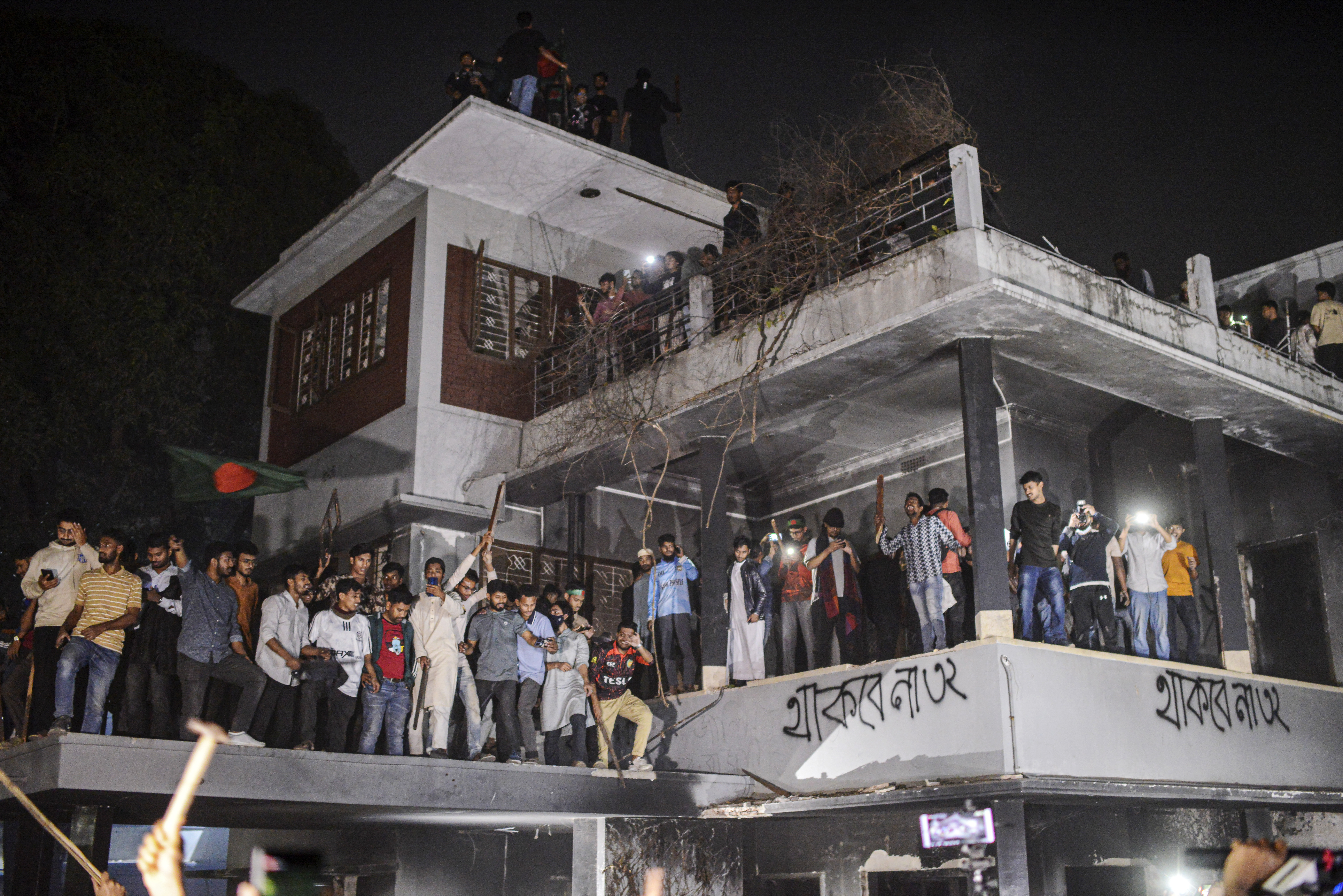 Mob vandalises Sheikh Mujibur Rahman's residence in Dhaka