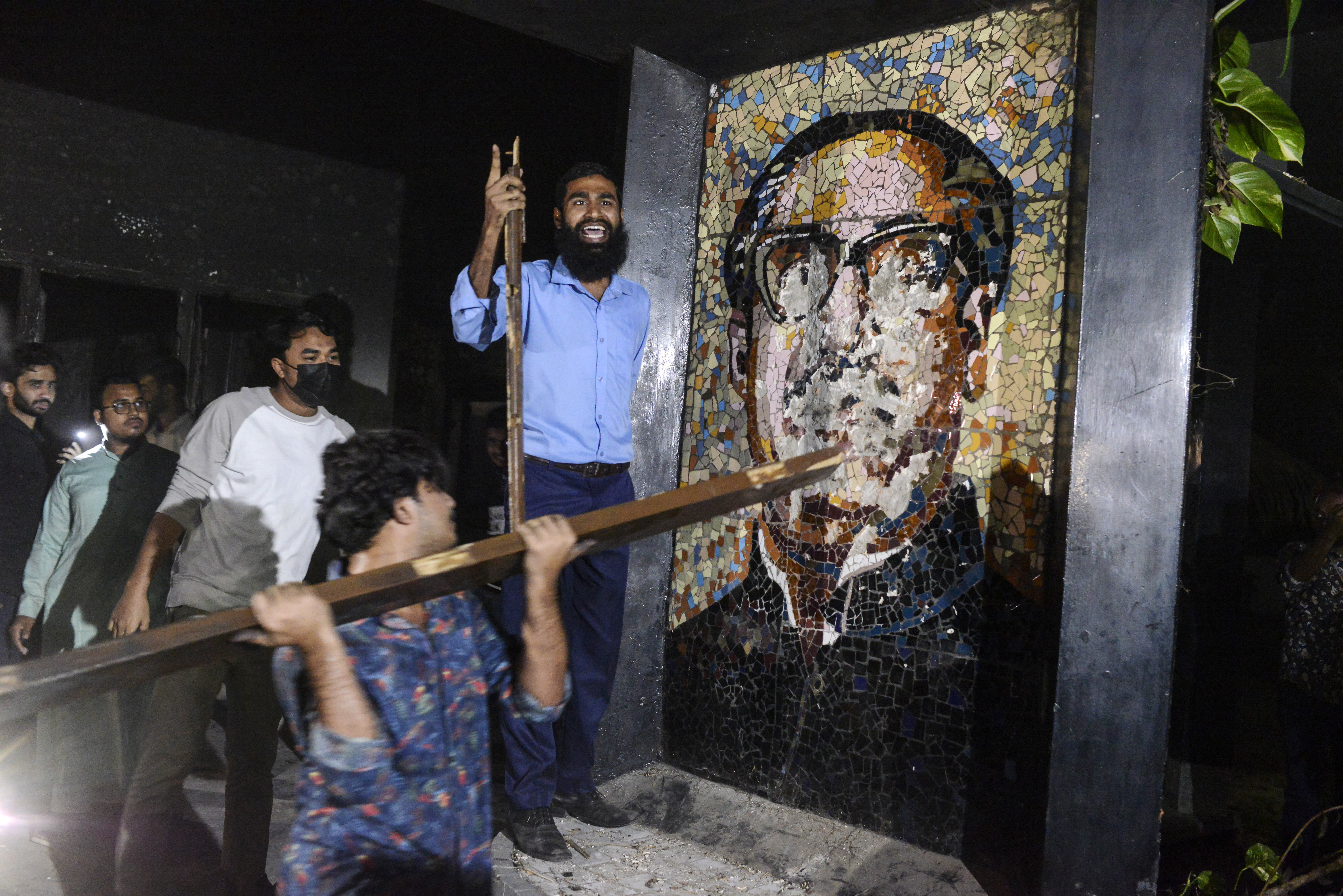 Mob vandalises Sheikh Mujibur Rahman's residence in Dhaka