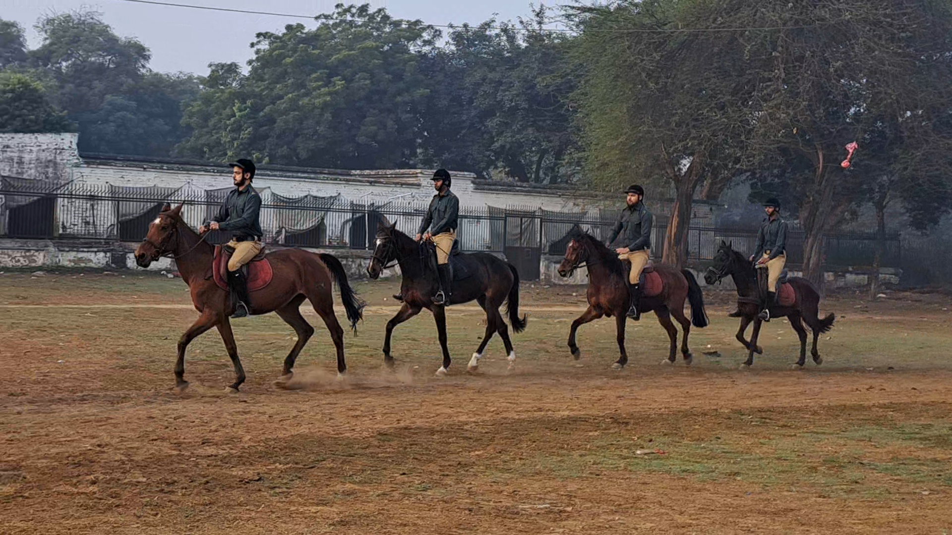 एएमयू में हॉर्स राइडिंग करते छात्र.