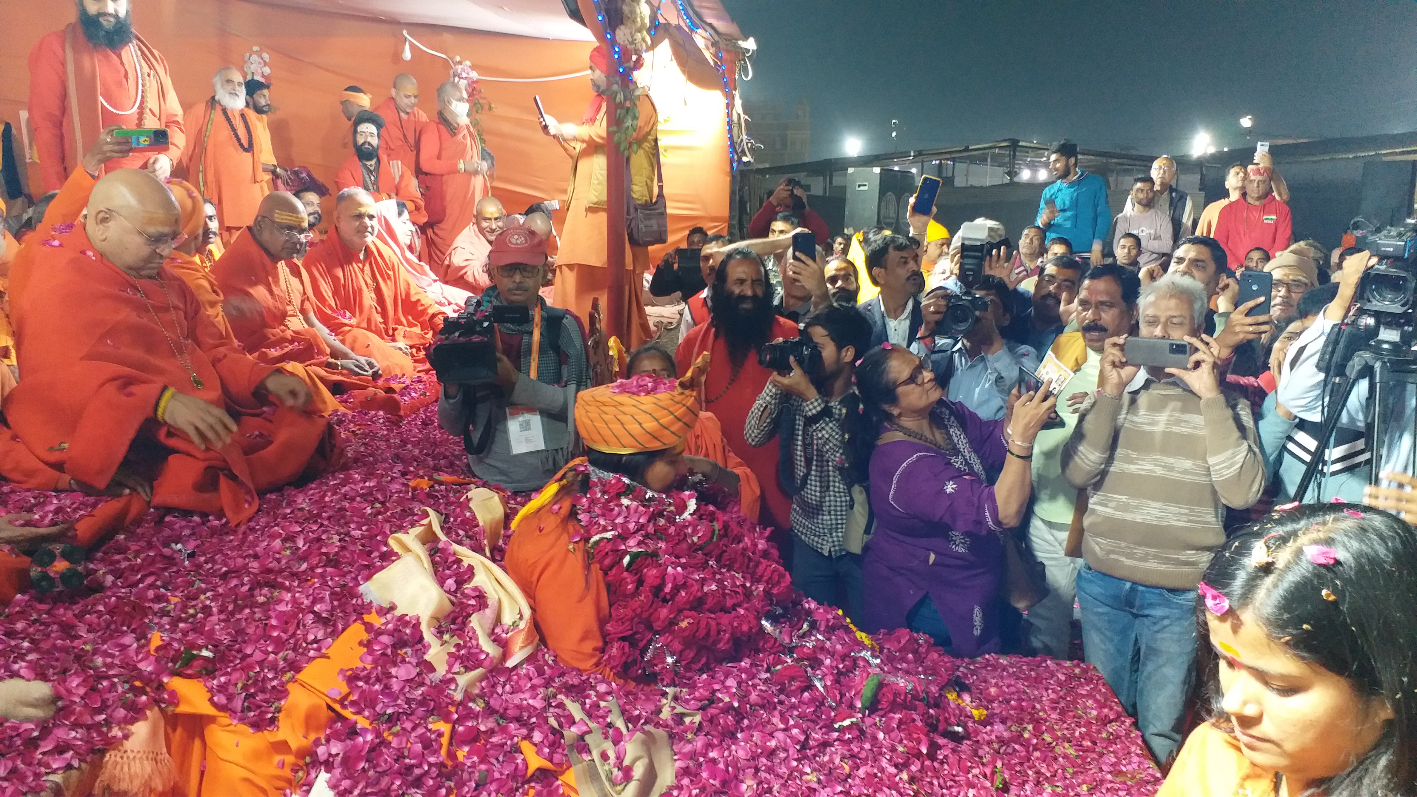 Maha Kumbh Mela 2025 Shri Panchayati Akhara Niranjani New Mahamandaleshwar Satyapriya Giri Know Qualifications for Mahamandaleshwar Mahant Ravindrapuri