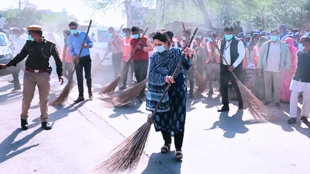 Collector sweeps Deeg Fort