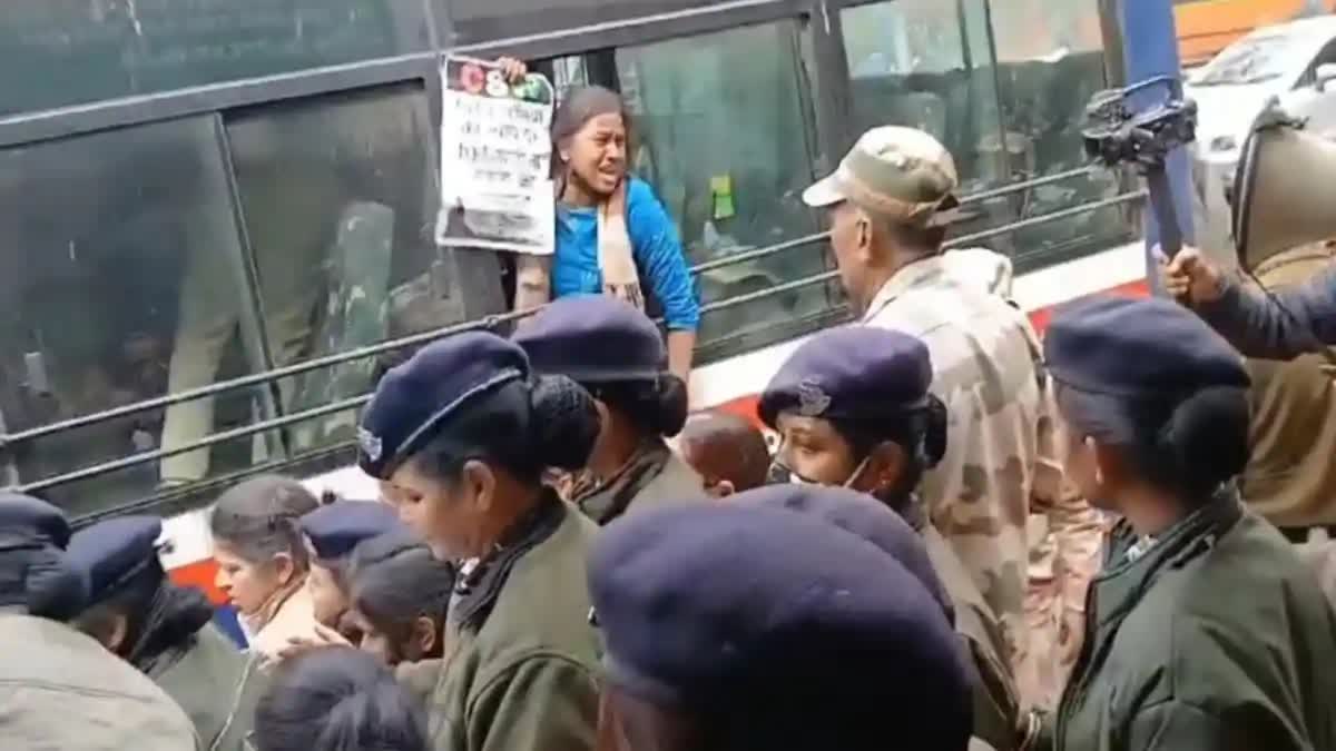 various women organization workers detained while going to protest at jantar mantar in delhi