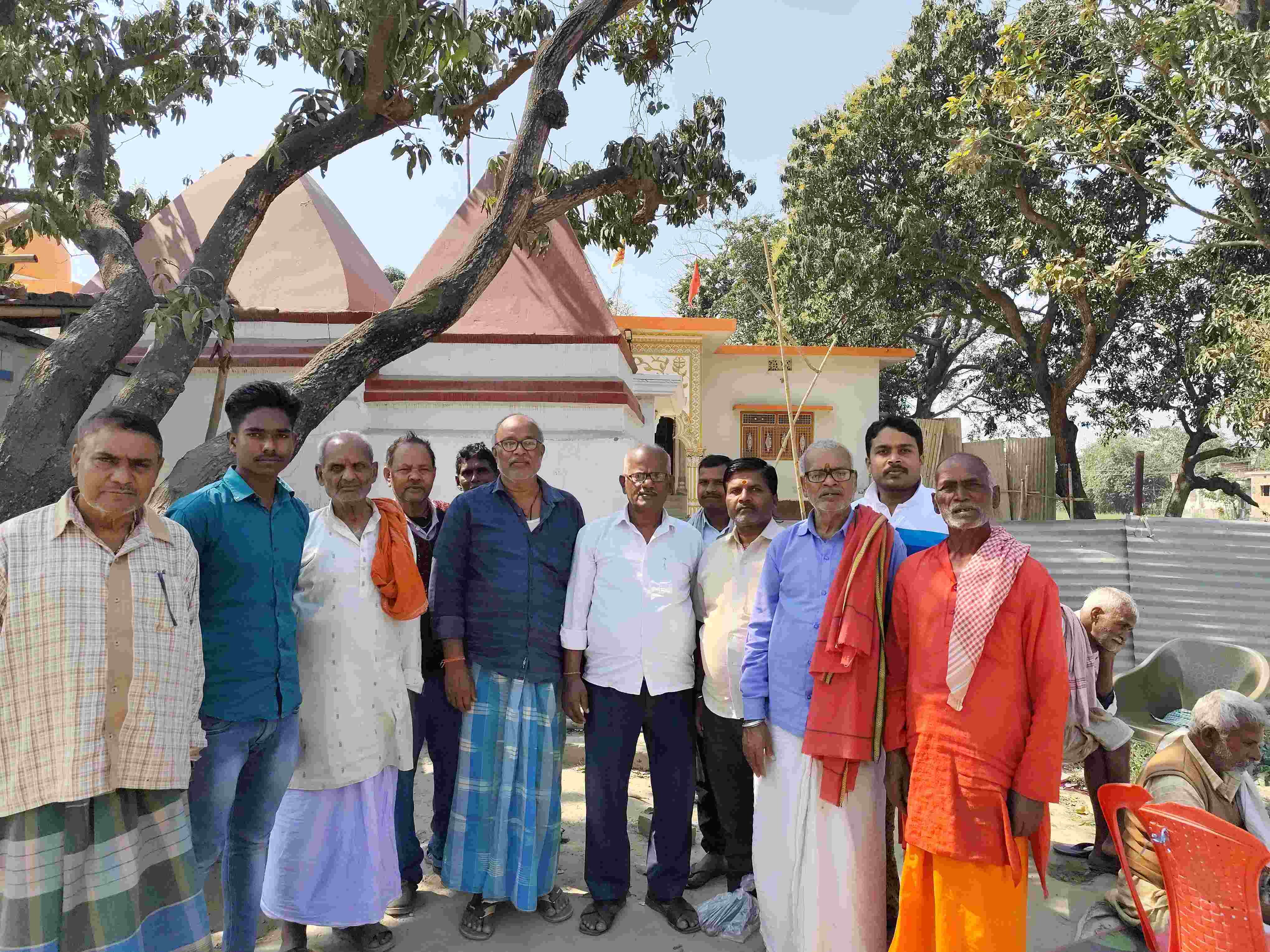 कमरौली गांव के ग्रामीण.