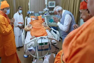 وزیر اعظم نریندر مودی  رام کرشنا مشن کے صدر سوامی سمرانند مہاراج کو دیکھنے ہسپتال پہنچے