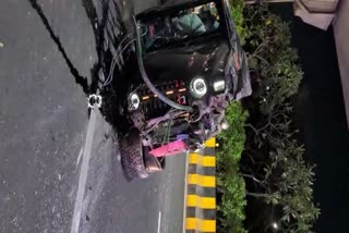 सेक्टर 62 में थार गाड़ी का टायर फटने हुआ एक्सीडेंट
