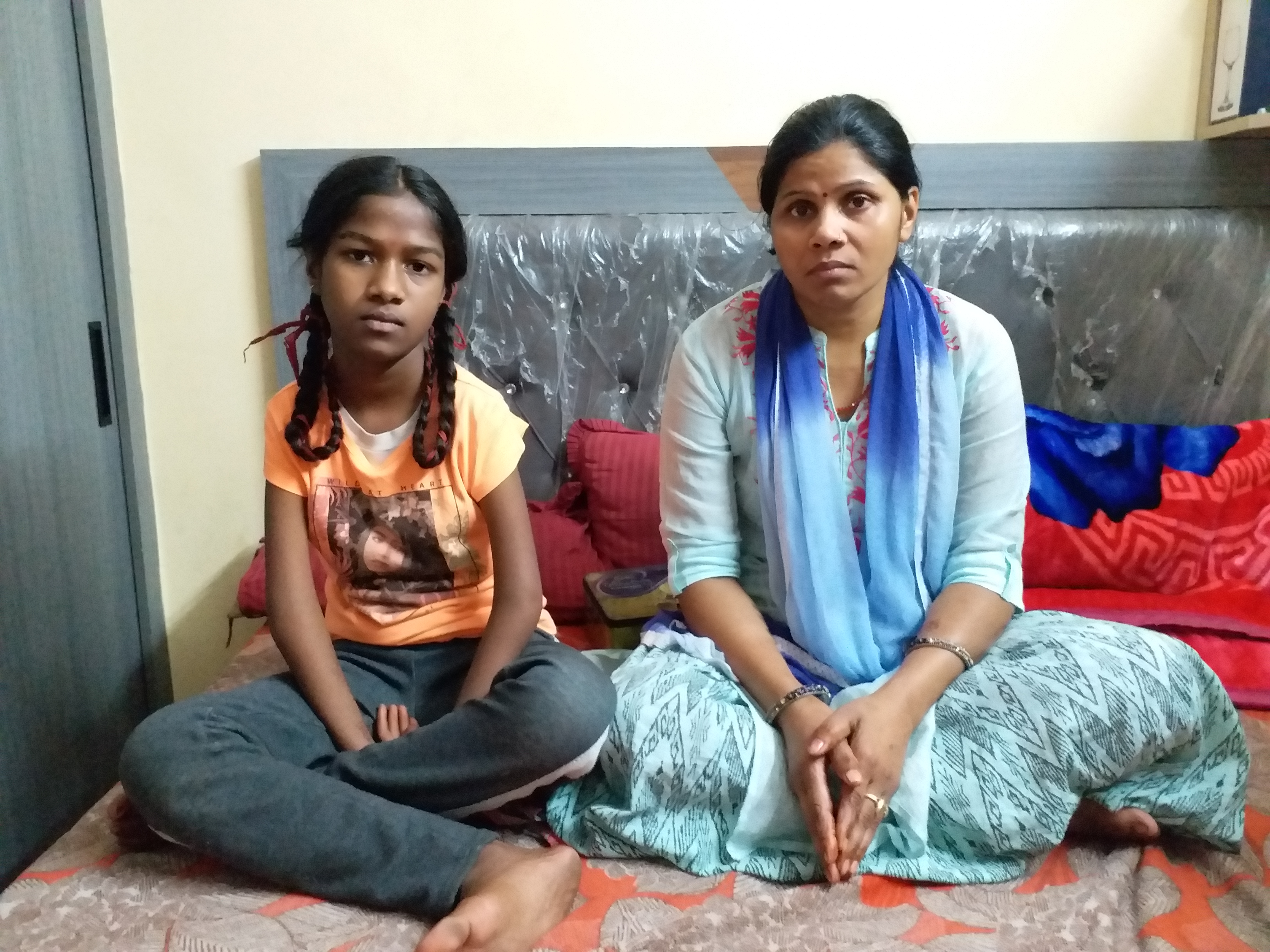 9 साल की मानसी अपनी मां के साथ