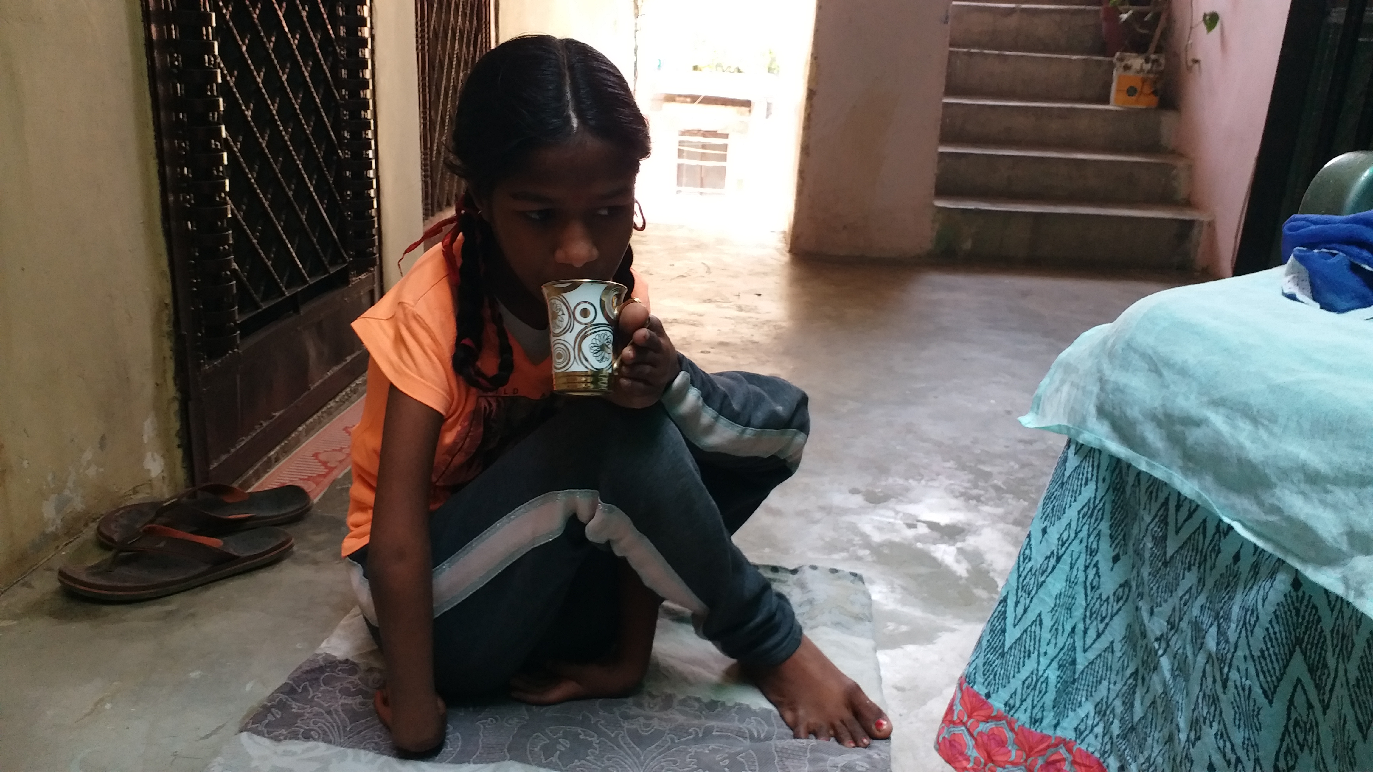 9 साल की मानसी चाय पीते हुए