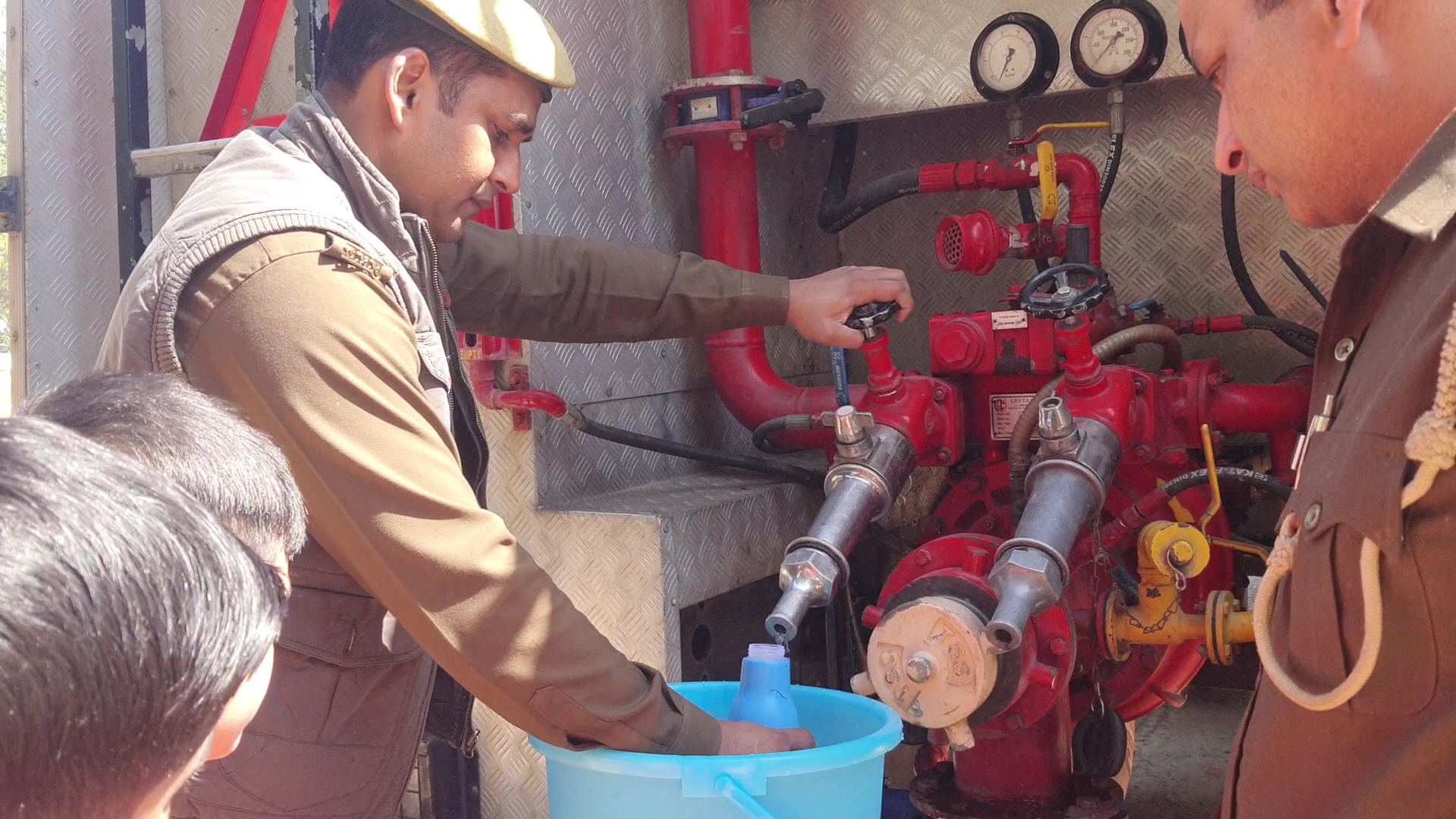 त्रिवेणी संगम से लाया गया 9000 लीटर जल