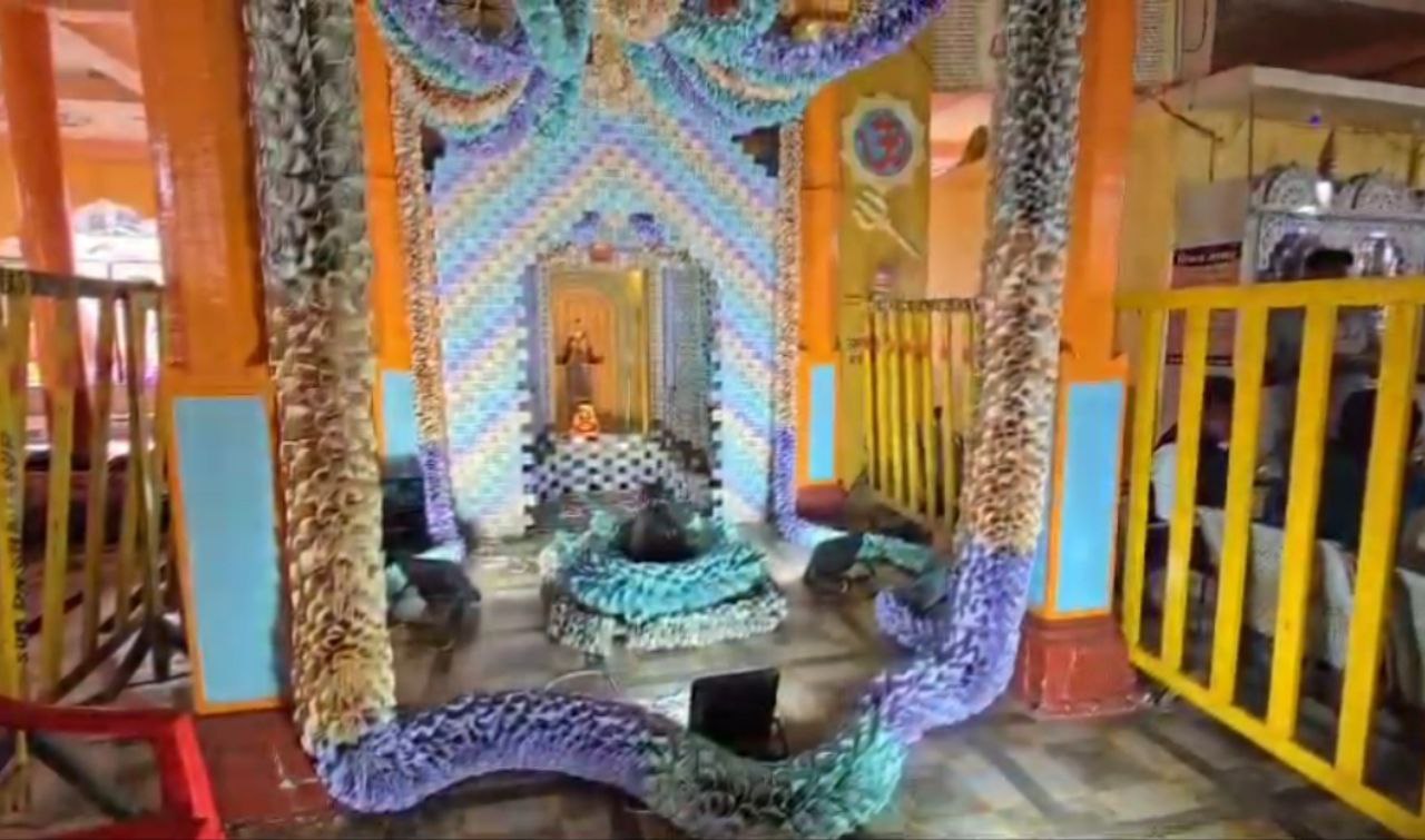 Shri Buddheshwar Mahadev temple decorated with notes