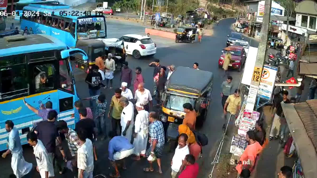 PRIVATE BUS ACCIDENT  PRIVATE BUS HIT PASSENGER  PRIVATE BUS COLLIDED WITH PASSENGER  ബസിടിച്ച് വഴിയാത്രക്കാരൻ മരിച്ചു