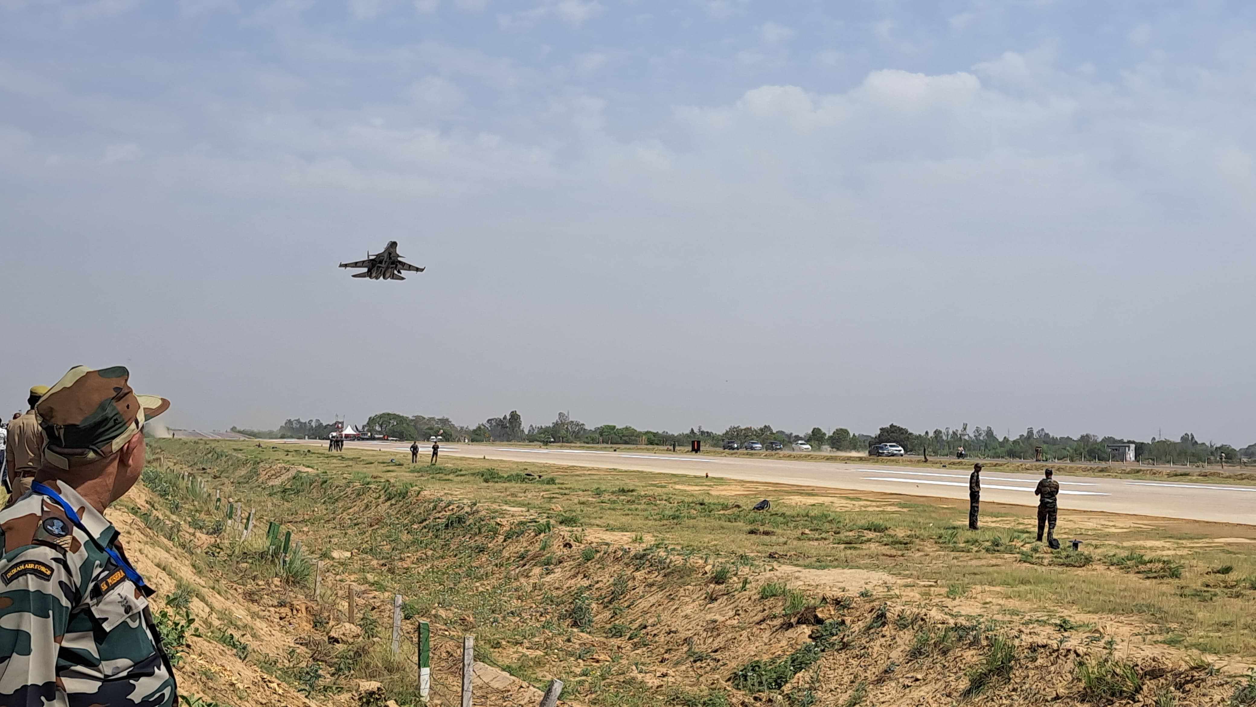 rehearsal-of-sukhoi-mirage-jaguar-on-agra-lucknow-expressway