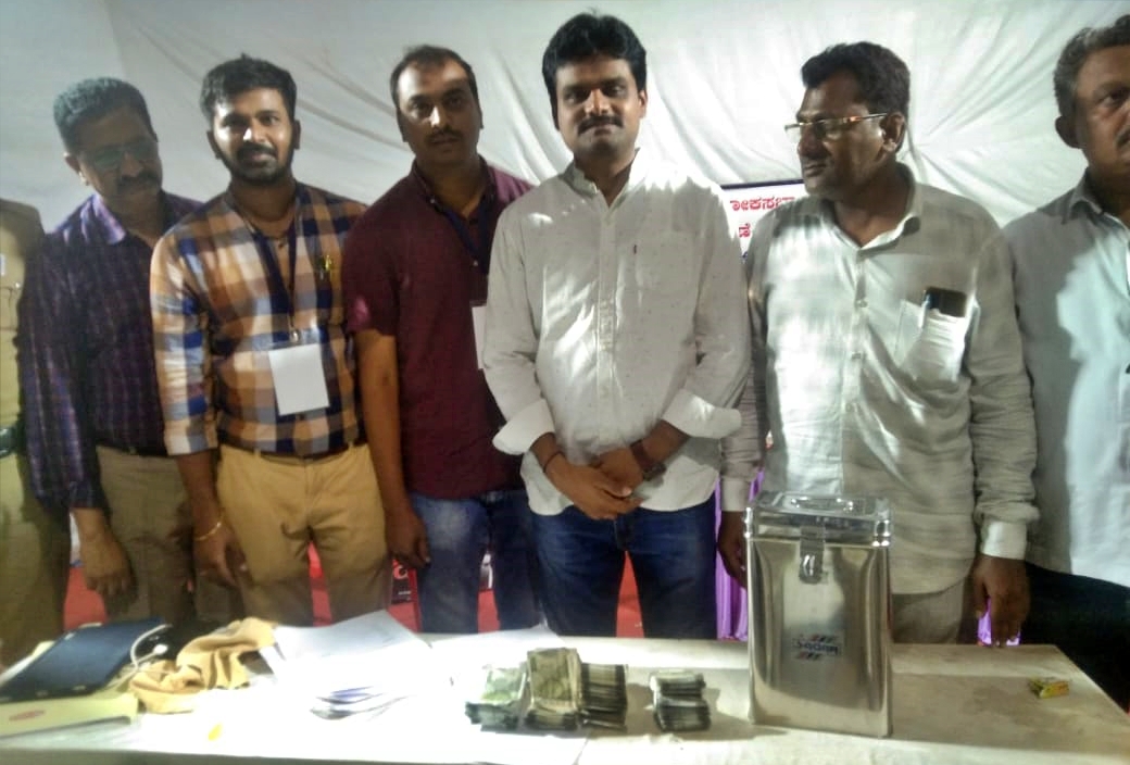 2 lakh rupees seized at Gadag road check post