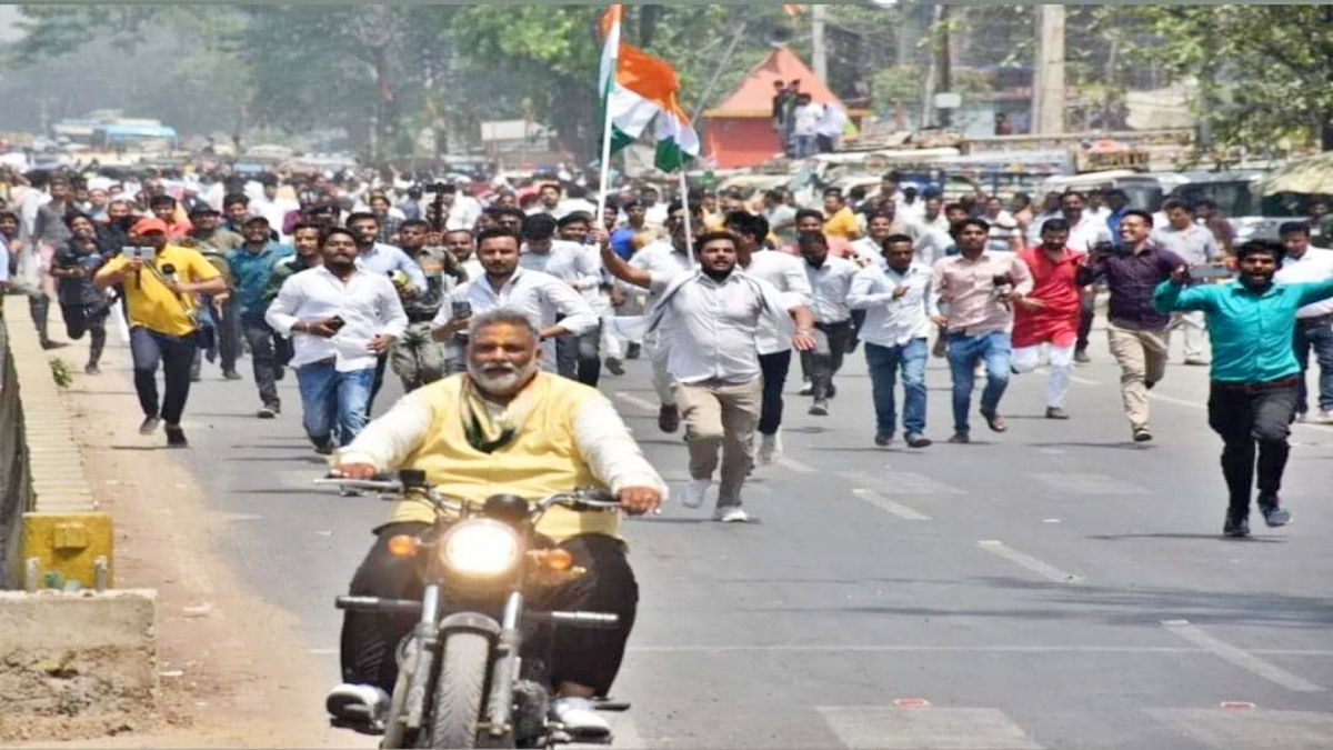 बुलेट पर सवार होकर नामांकन करने पहुंचे थे पप्पू यादव