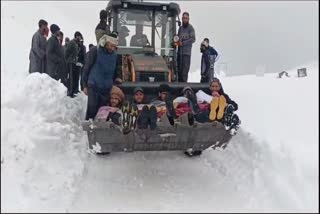 شاہراہ پر برف ہٹانے میں سرکاری مشینری ناکام
