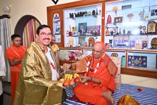 Prahlad Joshi blessed by Sri Kashi Jagadguru Chandrasekhara Shivacharya Swamiji