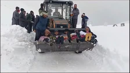 شاہراہ پر برف ہٹانے میں سرکاری مشینری ناکام