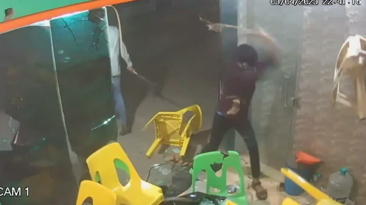 تھانے میں بی جے پی کے دفتر پر تلواروں سے حملہ، ملزمان نے دفتر میں توڑ پھوڑ کی، ایک شخص زخمی