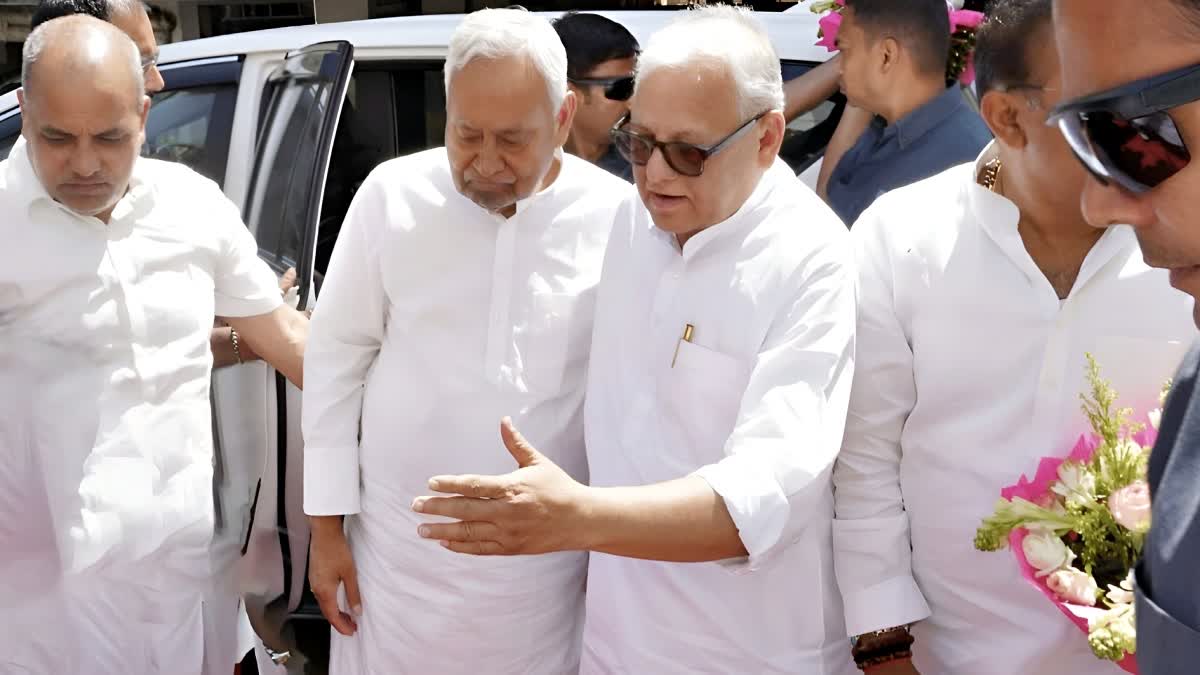 जदयू नेताओं के साथ सीएम नीतीश कुमार